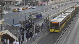 Metrobüste rehin krizi: Polis palalı saldırganı ikna etti