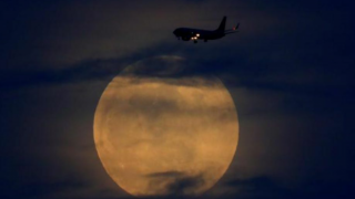 Pasifik'te Süper Ay'ı havadan izlemek için uçak seferi