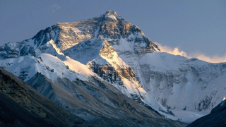 Zirvede salgın endişesi: Çin, Everest Dağı'na tırmanışları durdurdu