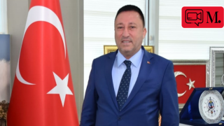 AK Partili Belediye Başkanı, Erdoğan portresi önünde saygı duruşuna geçti