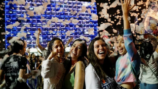 Binlerce İsrailli Netanyahu'nun gidişini kutladı