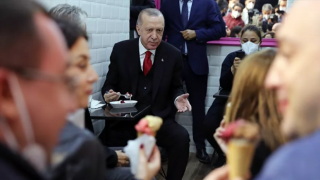 Cumhurbaşkanı Erdoğan'dan dondurmacı ziyareti