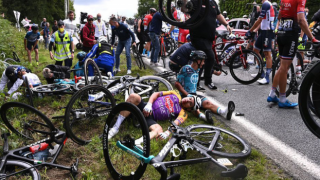 Fransa Bisiklet Turu'nda kazaya sebep olan kadın teslim oldu