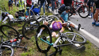 Fransa Bisiklet Turu'nda pankart açıp, bisikletçileri düşüren kadın aranıyor