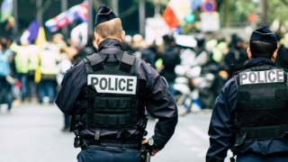 Fransa'da yasak parti arbedesi! Polis yanlışlıkla gazeteci vurdu