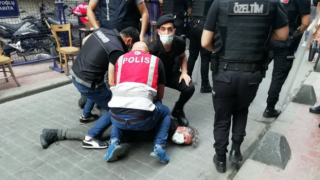 Onur Yürüyüşü’ne müdahale: AFP foto muhabirinin boğazına bastırıldı, gözaltına alındı