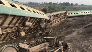 Pakistan'da tren felaketi... Çok sayıda ölü ve yaralı var