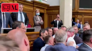 Ukrayna parlamentosunda milletvekilleri birbirine girdi