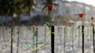 Ünlü Copacabana Plajı, Kovid kayıpları için güllerle donatıldı