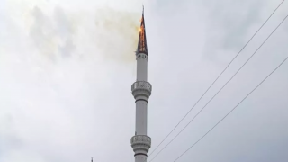 Camiye yıldırım isabet etti, minare alev aldı