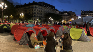 Fransa'da 400 evsiz, Paris'in turistik meydanına çadır kurdu