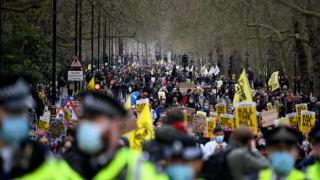 İngiltere'de sağlık çalışanları hükümetin yüzde 3 maaş zammı teklifini protesto etti