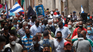 Küba'da yüzlerce kişi özgürlük talebiyle sokaklara döküldü