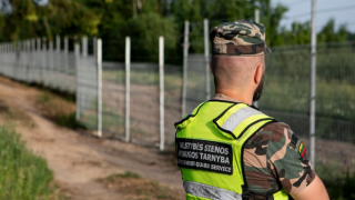 Litvanya, ''Belarus'un teşvik ettiği'' yasa dışı göçmenlere karşı sınıra duvar öreceğini açıkladı