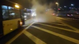 Metrobüsten duman çıktı, yolcular tahliye edildi