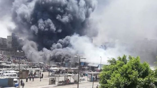 Mısır'da pazaryerinde yangın