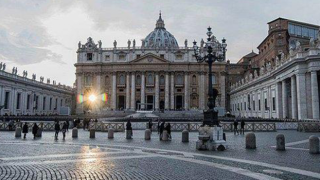 Vatikan'da yolsuzluk skandalına karışan Kardinal Becciu dahil 10 kişi yargılanacak
