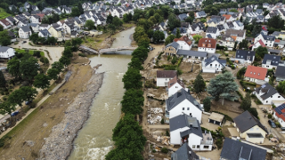 Almanya'da sel felaketinde zarar gören bölgelerden Merkel'e "yardım" çağrısı