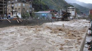 Artvin'de sel nedeniyle 14 köy yolu ulaşıma kapandı