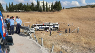 Balıkesir'de yolcu otobüsü devrildi