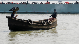 Bangladeş'te yolcu teknesi battı!