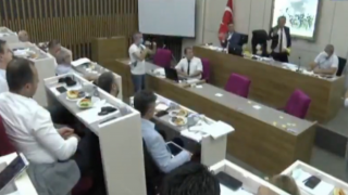 Bolu Belediye Başkanı Özcan, AK Partili üyelere çay fırlattı