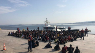 Çanakkale'de balıkçı teknesinde 204 düzensiz göçmen yakalandı