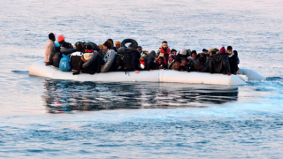 Çanakkale'de botları sürüklenen kaçak göçmenler kurtarıldı