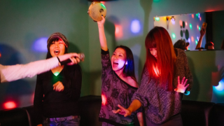 Çin, ''ulusal birliği tehlikeye atan'' karaoke şarkılarını yasaklayacak