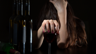 Genç yaşlarda alkol tüketmek kan damarlarının erken yaşlanmasına neden olabilir!