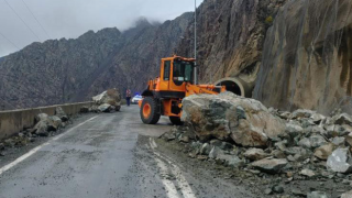Heyelan nedeniyle Artvin-Erzurum yolu trafiğe kapandı