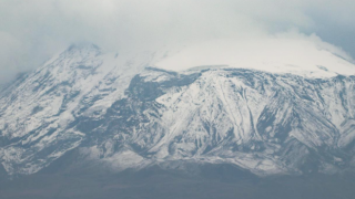 Kışın habercisi Ağrı Dağı'na "ilk kar" yağdı!