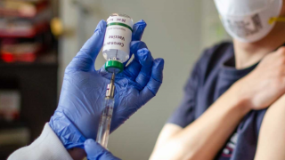 Koronavirüs aşısı olmayan iki doktor hayatını kaybetti