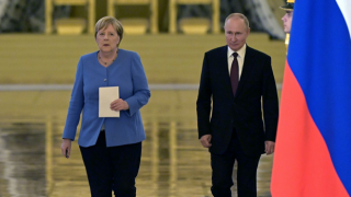 Merkel: Putin doğalgaz boru hattını silah olarak kullanmamalı