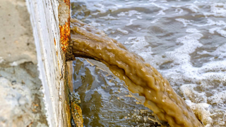 Mersin'de denize paslı su boşaltıldı