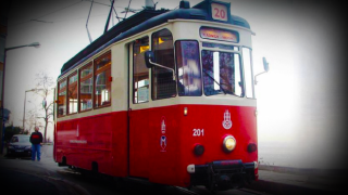 Nostaljik tramvayın ilk kadın makinistleri Kadıköy raylarında