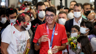 Olimpiyat şampiyonu Mete Gazoz Türkiye'ye döndü
