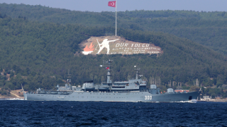 Rus donanmasına ait "Smolnyy" isimli gemi Çanakkale Boğazı'ndan geçti