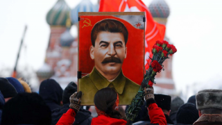 Rusya'nın yarı nüfusu Stalin'in heykelinin dikilmesini destekliyor