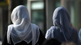 Singapur'da Müslüman sağlık çalışanlarının başörtüsü takmasına izin verilecek