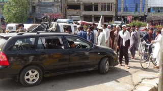 Taliban bayrak yürüyüşünde kalabalığın üzerine ateş açtı