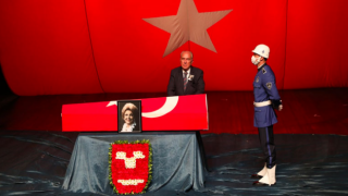 Türk tiyatrosunun usta ismi Nedret Güvenç son yolculuğuna uğurlandı
