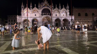 Venedik’in ünlü meydanı Piazza San Marco'yu su bastı