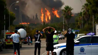 Yunanistan'da Atina çevresinde orman yangınları: 5 uçak ve 5 helikopterle müdahale edildi