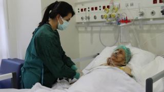 116 yaşındaki Ayşe Karatay, koronavirüsü yendi!