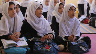 Afganistan'ın Herat kentinde kız öğrenciler eğitimlerine devam ediyor