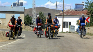Fransız bisikletçi grup dünyanın en tehlikeli yollarından geçerek Bayburt’a geldi