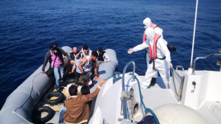 Marmaris açıklarında lastik bottaki 15 göçmen kurtarıldı