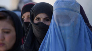 Taliban yönetimi, eğitime devam etti ama "yüzlerini peçe ile kapatma" talimatı verdi!