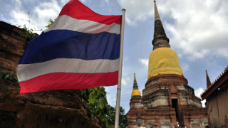 Tayland'da iki kabine üyesi görevden alındı